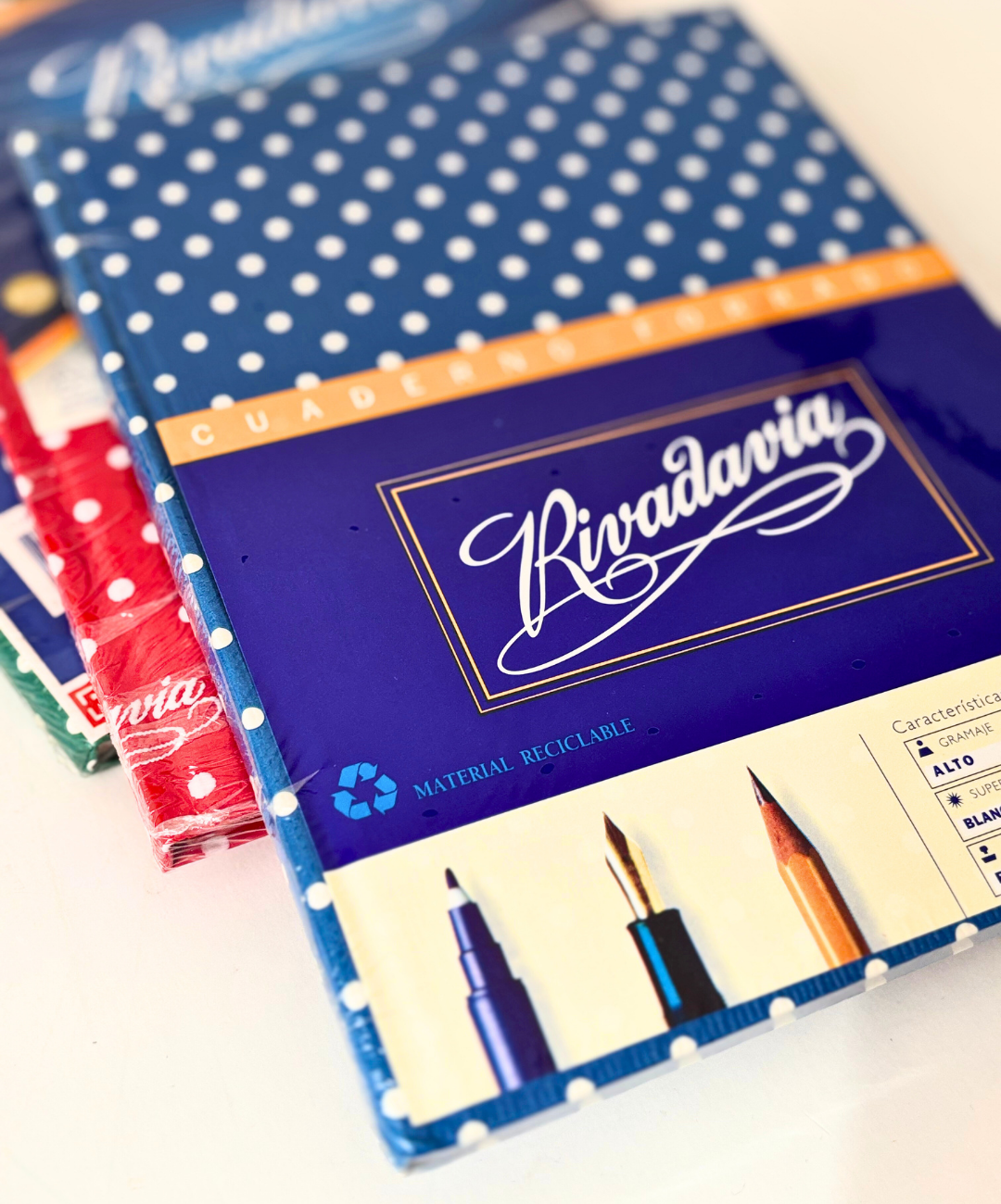 Cuaderno Rivadavia lunares rojo tapa dura 50 hojas rayado